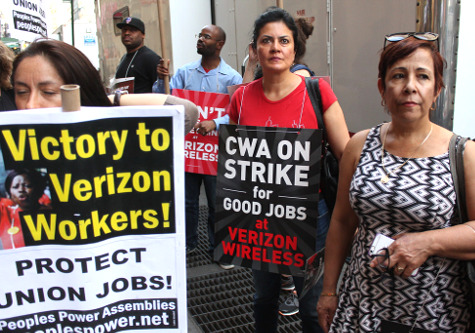 Striking workers during the 2016 Verizon walkoff.