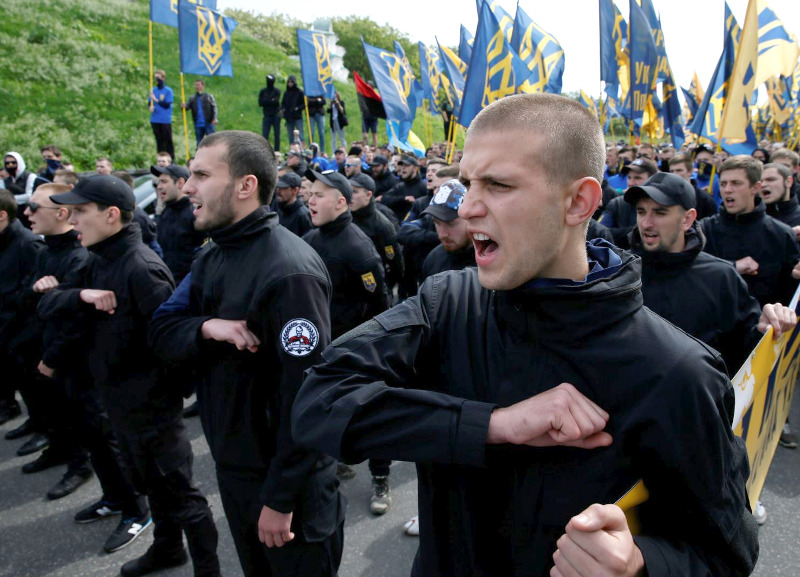 Motif de l'arrestation du Gentil Journaliste topposant tout gentil. Azov-battalion